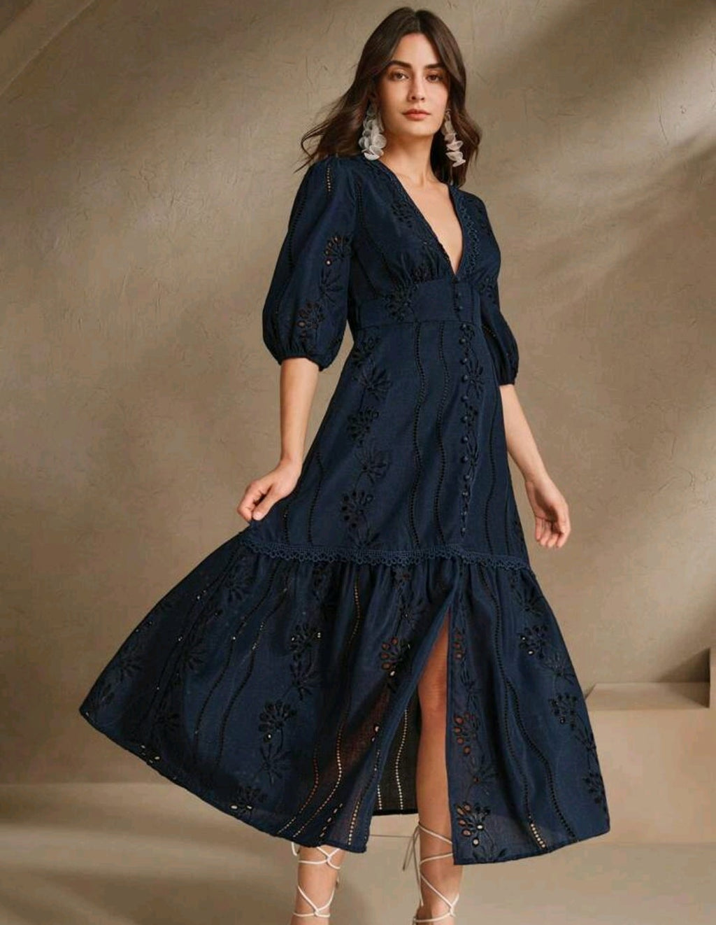 Vestido azul oscuro manga 3/4 con escote pronunciado