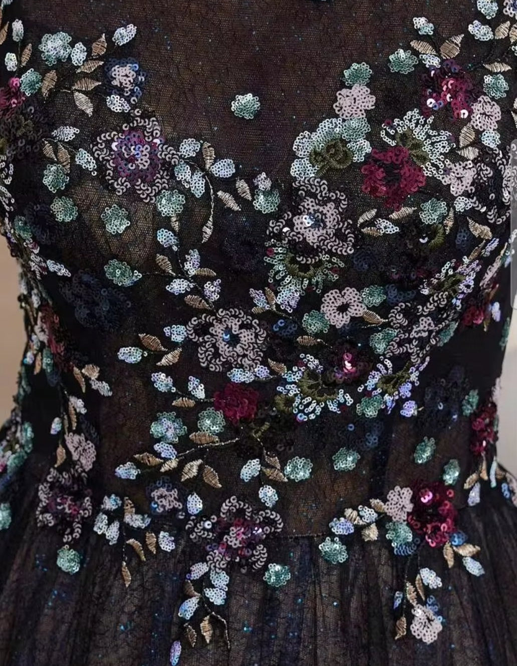 Vestido con aplicación floral colores negro azulado con fondo beige sin manga