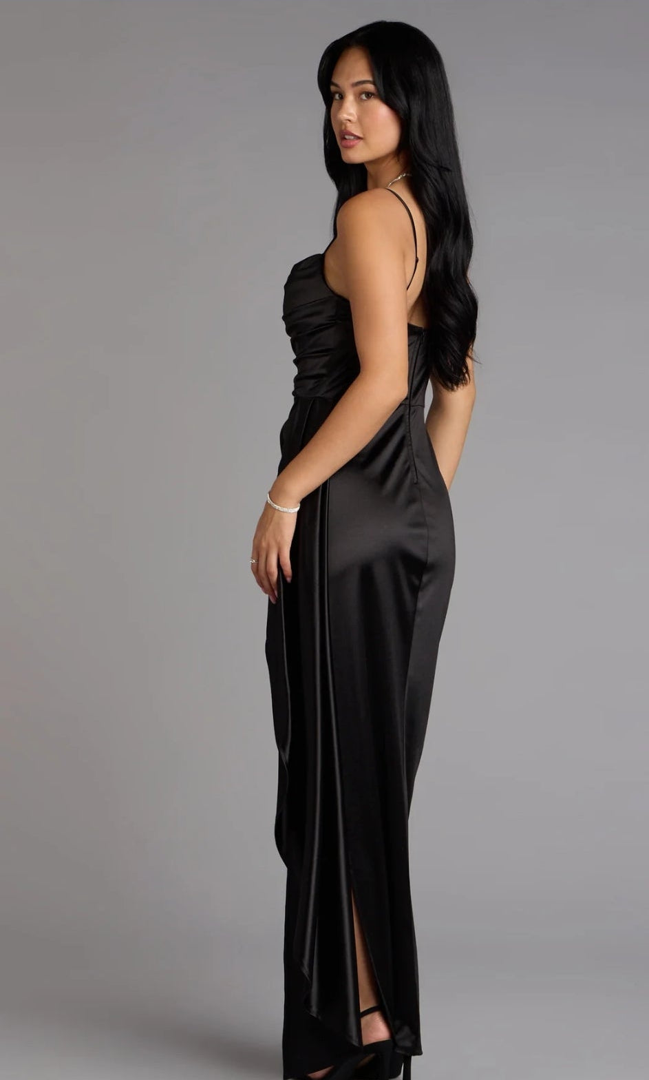 Vestido negro satinado con abertura lateral tirante delgado