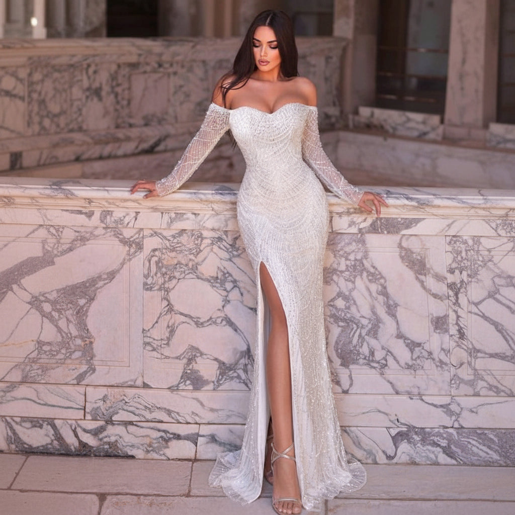 Vestido blanco pedrería off-the-shoulder y abertura lateral