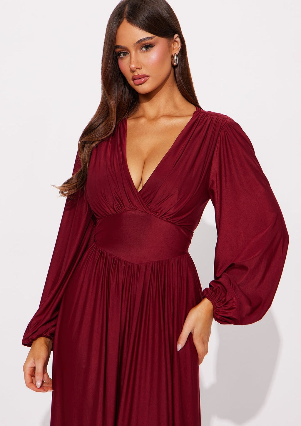 Vestido vino con escote pronunciado en V