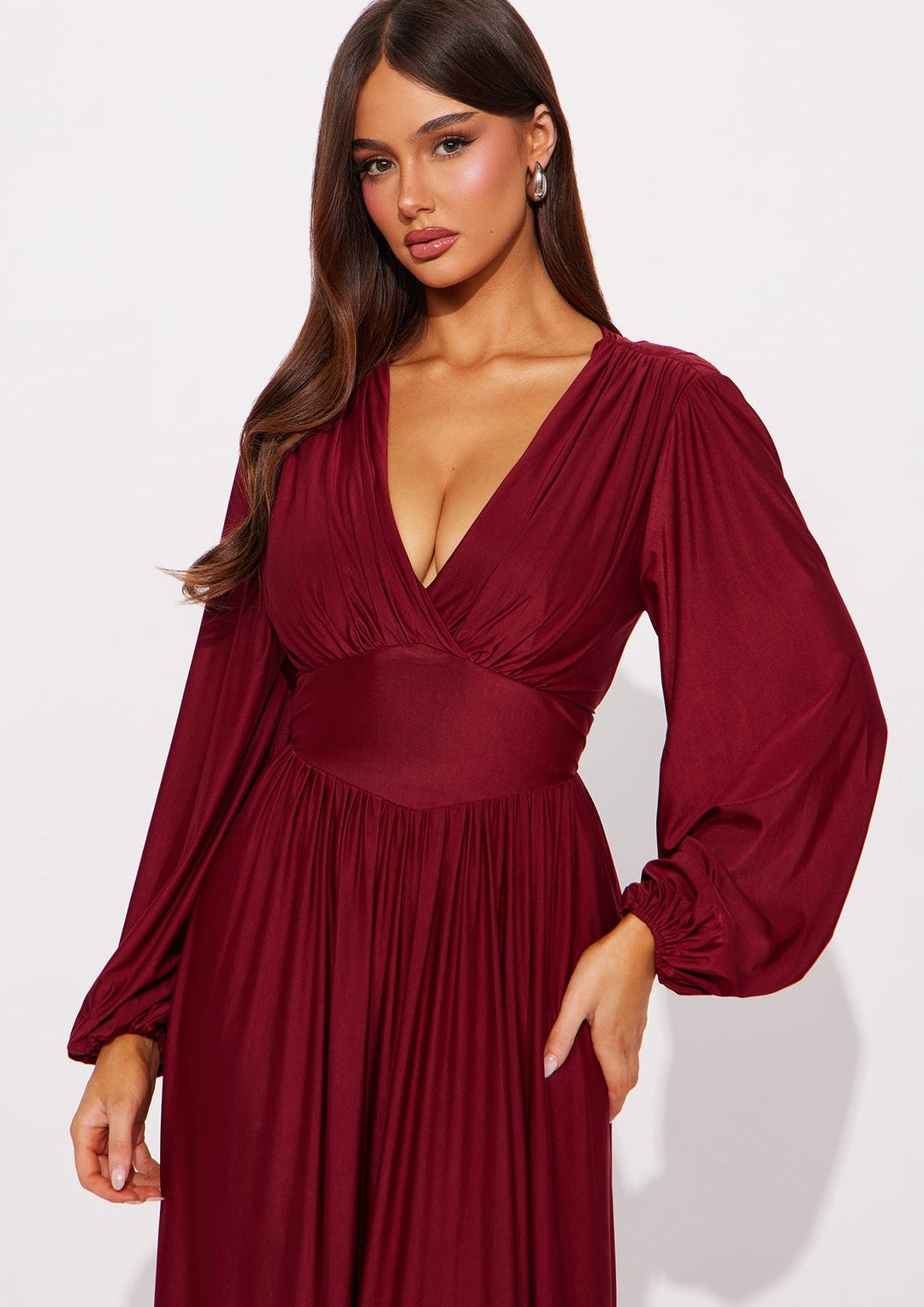 Vestido vino con escote pronunciado en V