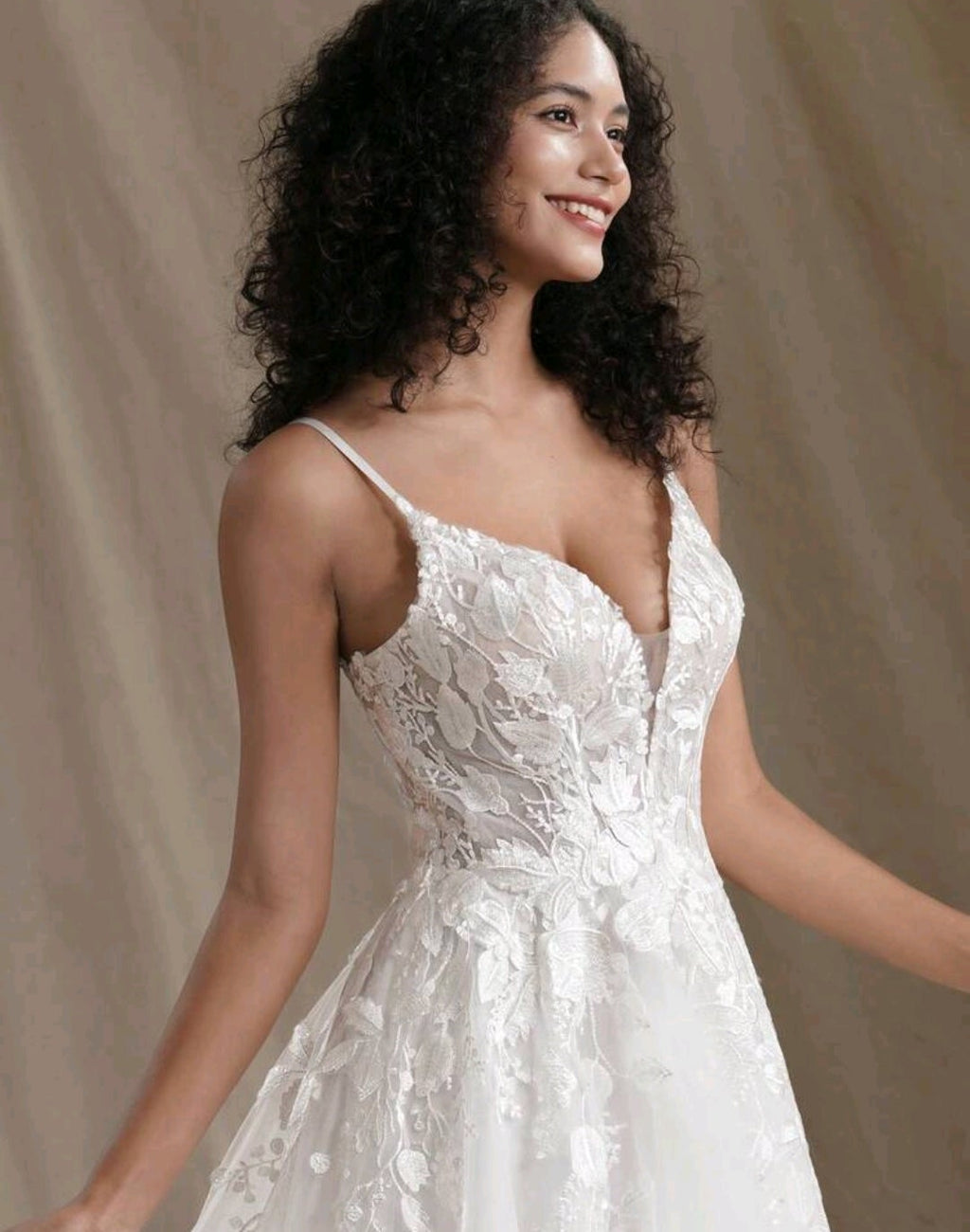 Vestido de Novia Línea A con Encaje Floral y Falda de Tul