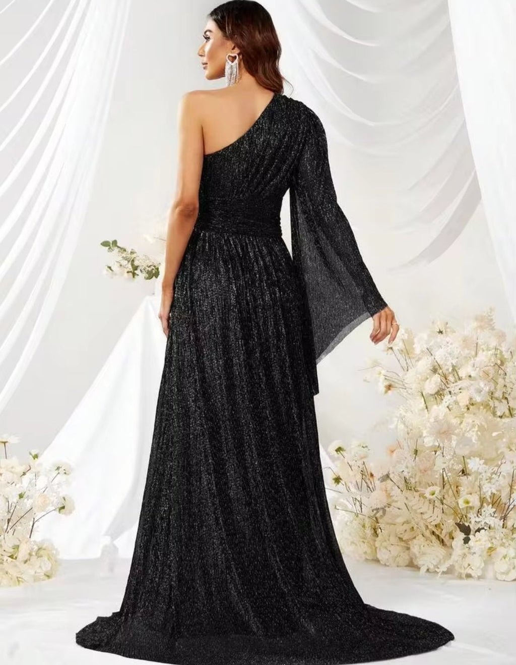Vestido negro brillante de una manga capa con abertura lateral