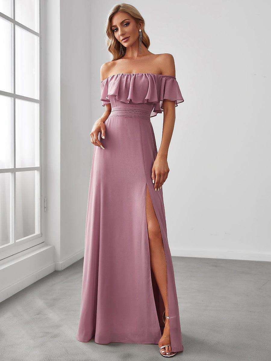 Vestido dusty pink off-the-shoulder con abertura lateral