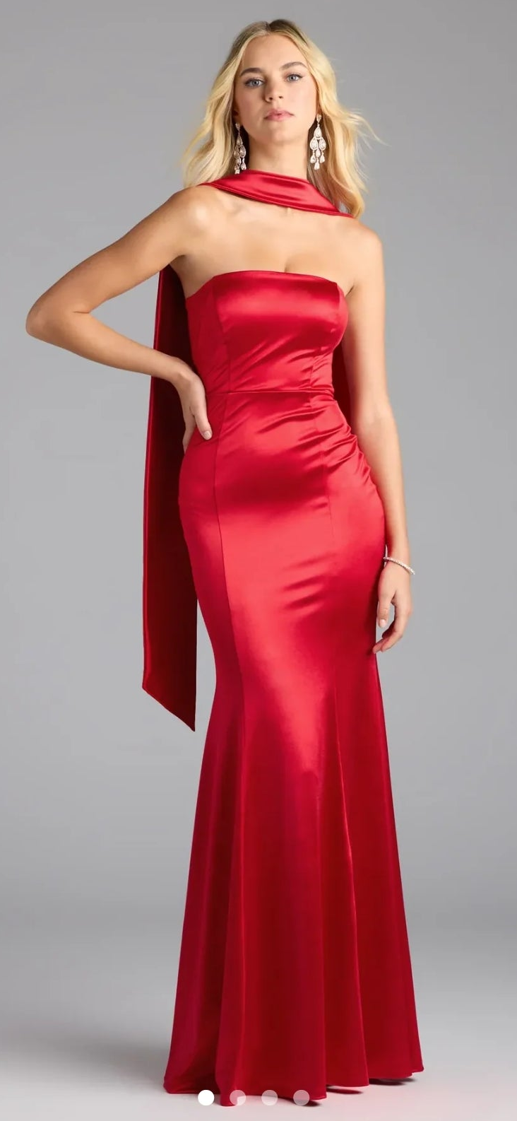 Vestido Chloe straple satinado, pegado al cuerpo