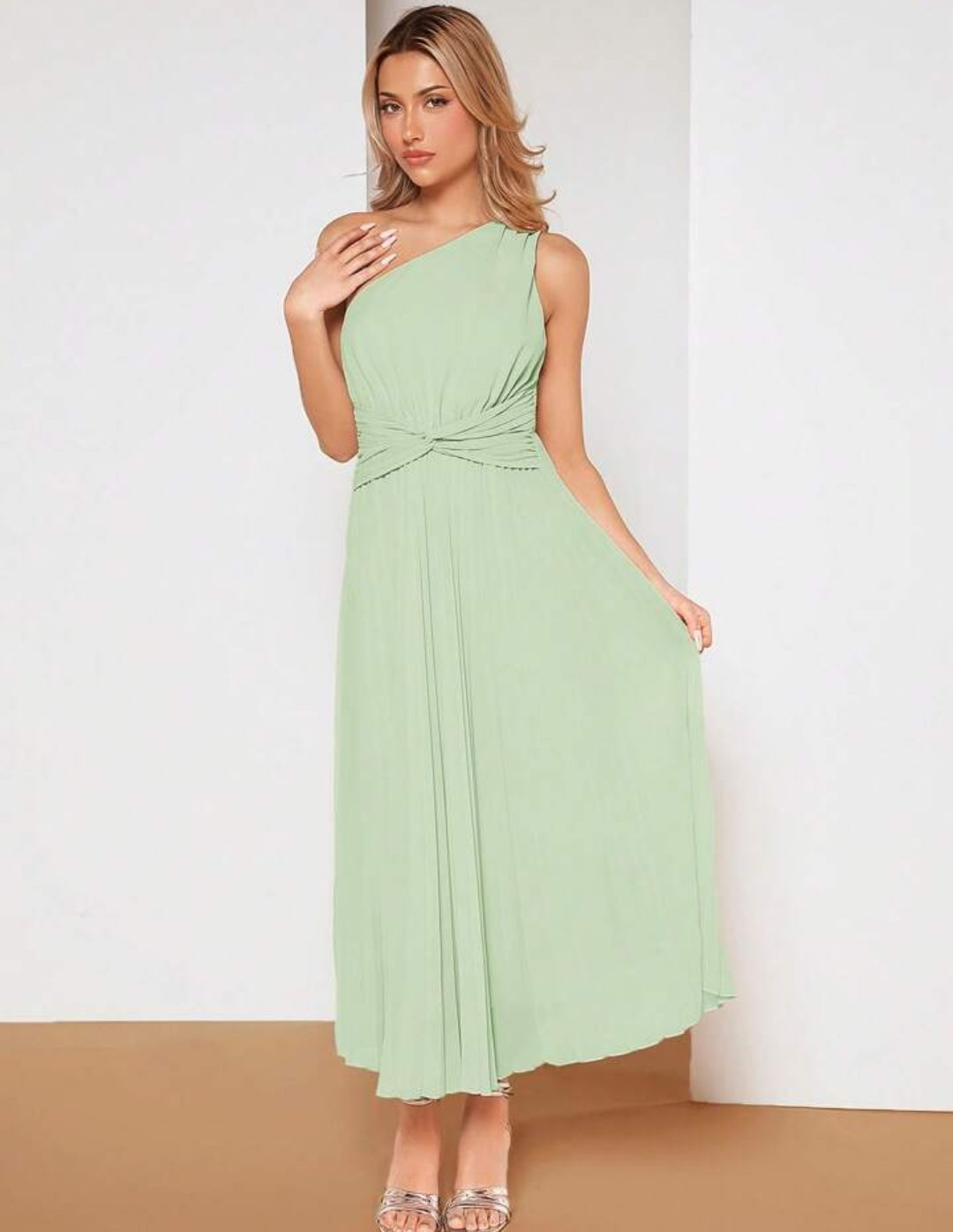 Vestido verde sage plisado formal midi