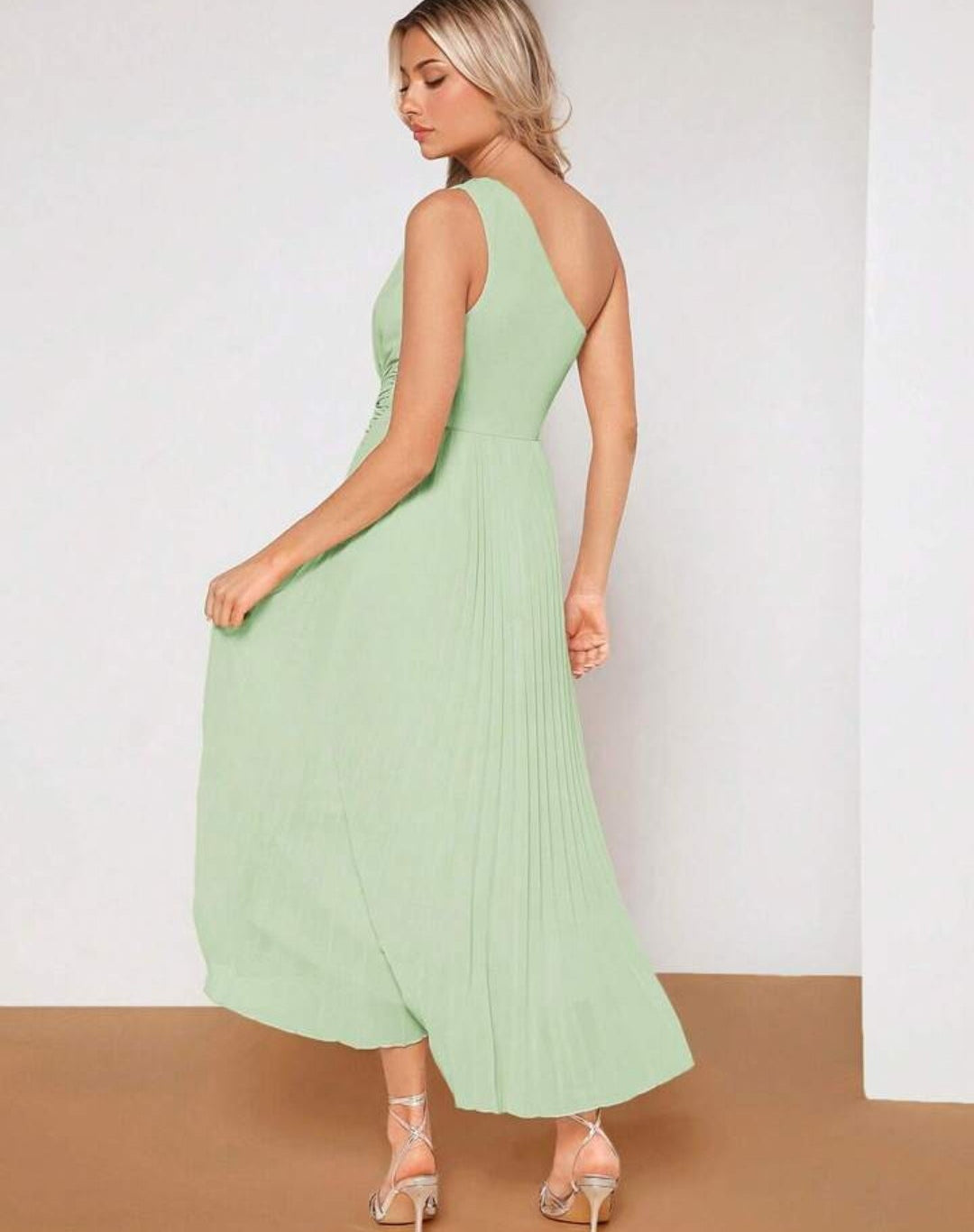 Vestido verde sage plisado formal midi