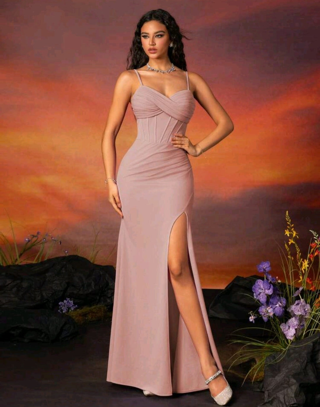 Vestido palo rosa con abertura lateral escote corazón