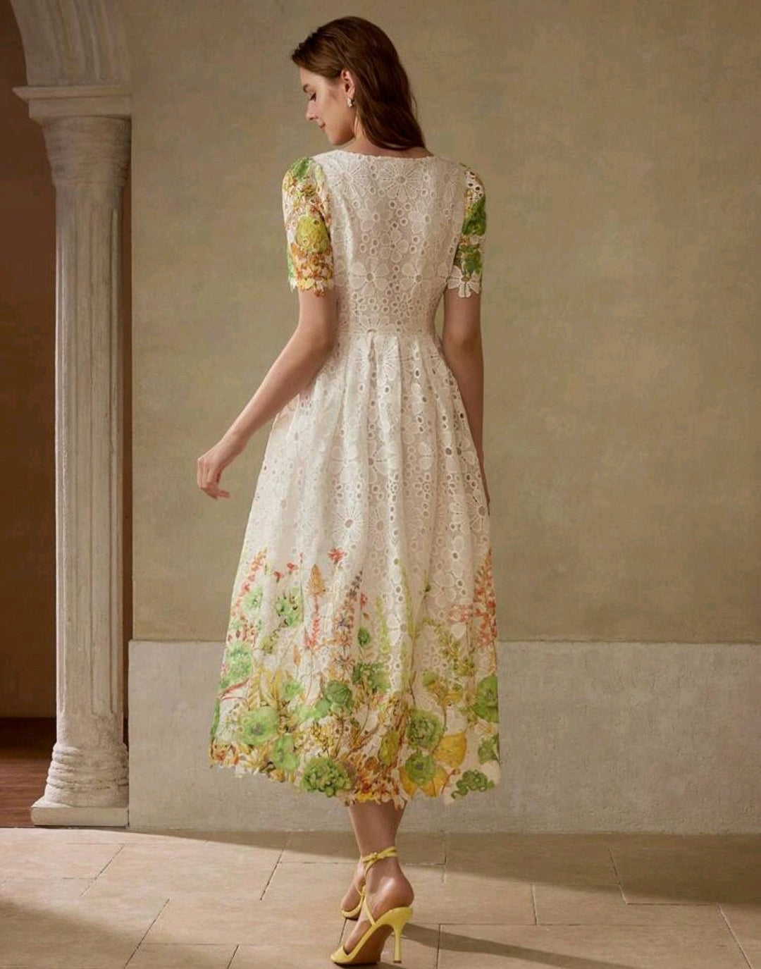 Vestido blanco con estampado floral midi