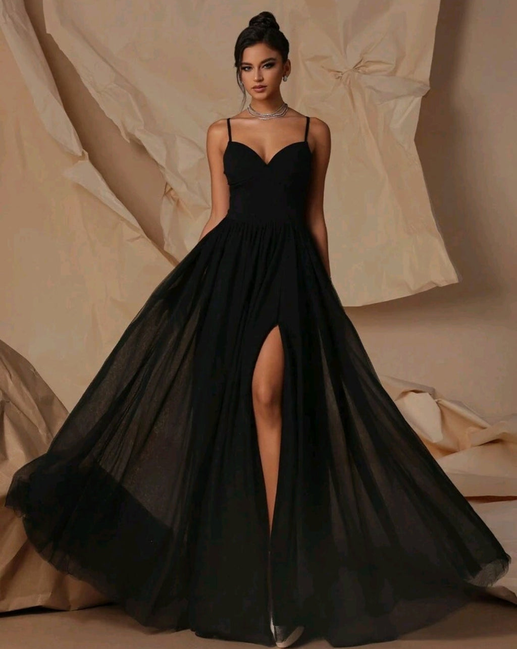 Vestido negro con abertura lateral falda de tul con corsé ajustable