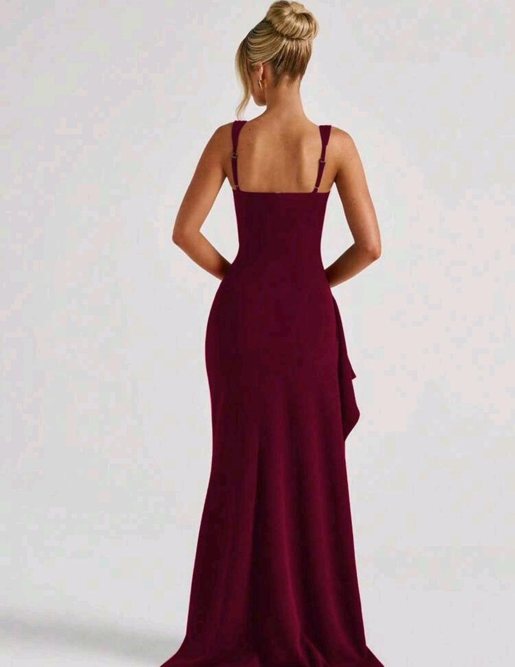 Vestido vino con escote cuadrado y abertura lateral