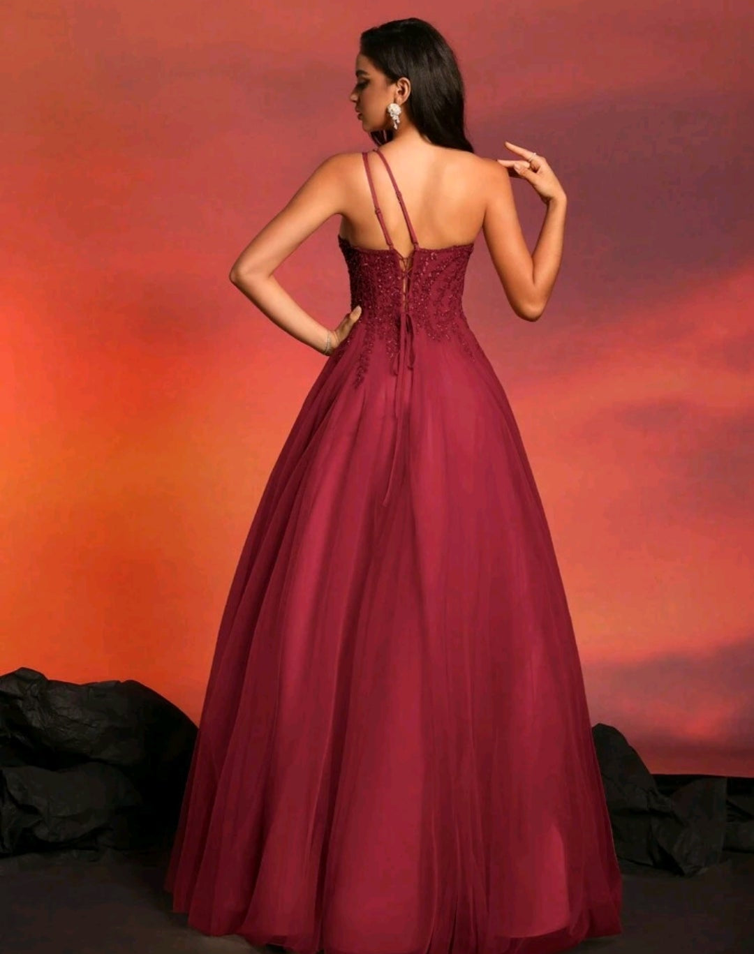 Vestido vino con pedrería de una manga y falda tul