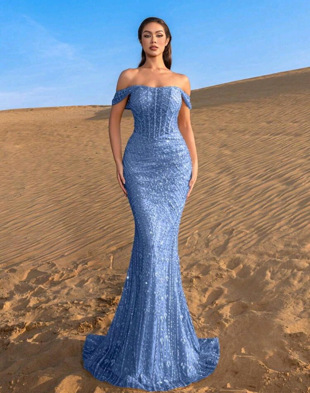 Vestido dusty blue off-the-shoulder pedrería corte sirena