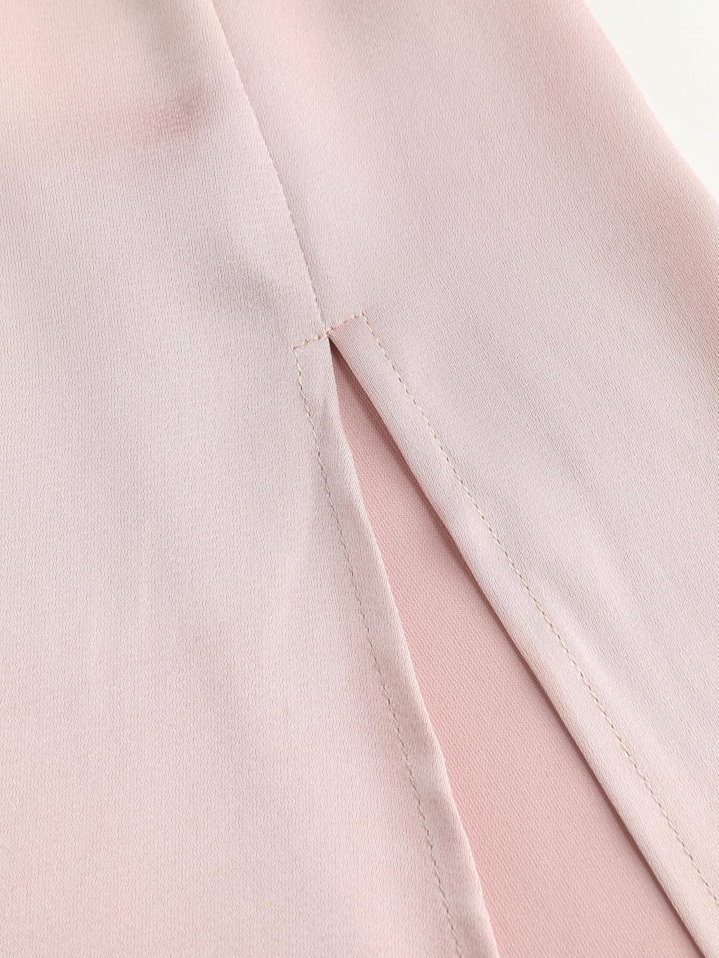 Vestido rosa satinado espalda abierta con abertura lateral