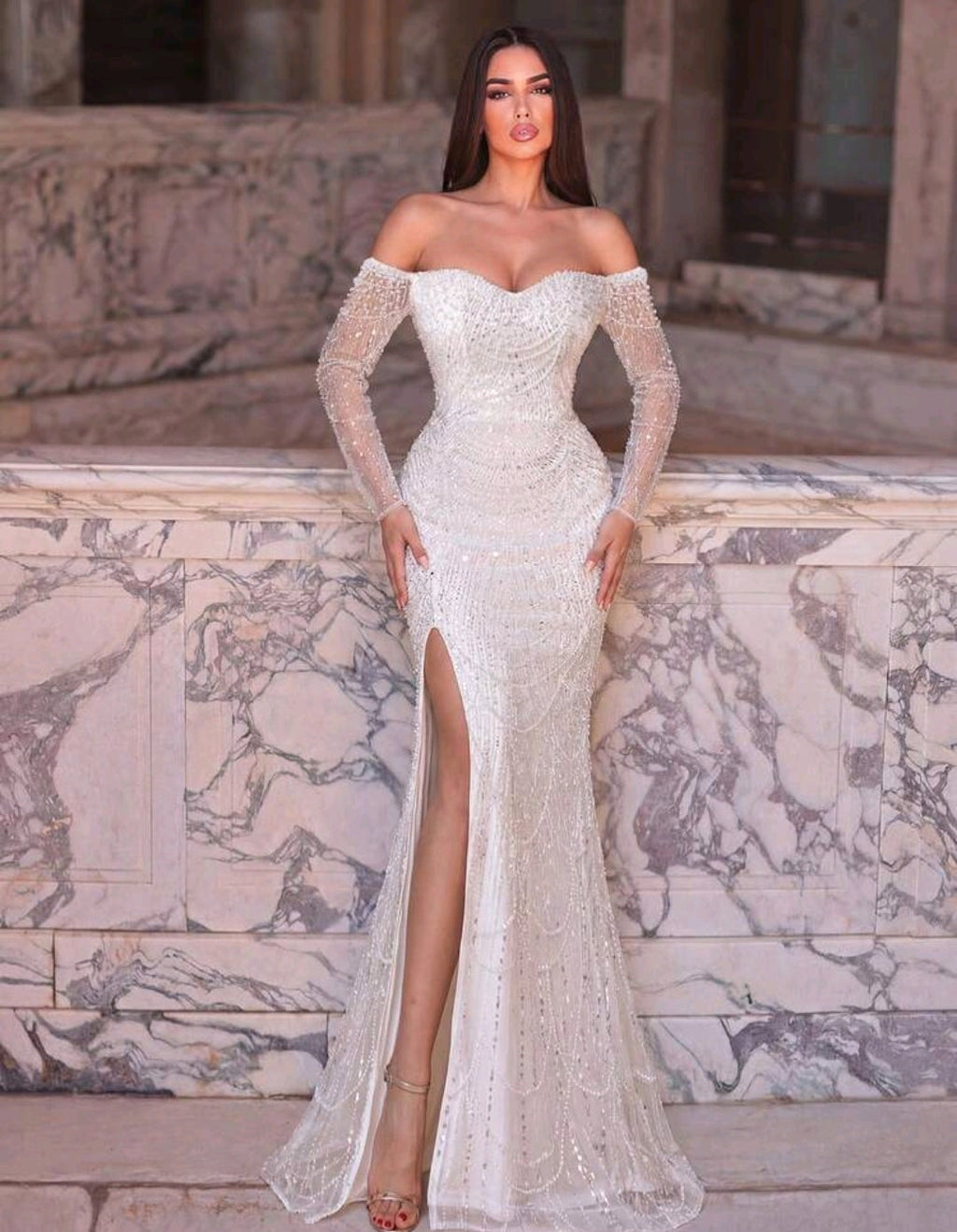 Vestido blanco pedrería off-the-shoulder y abertura lateral