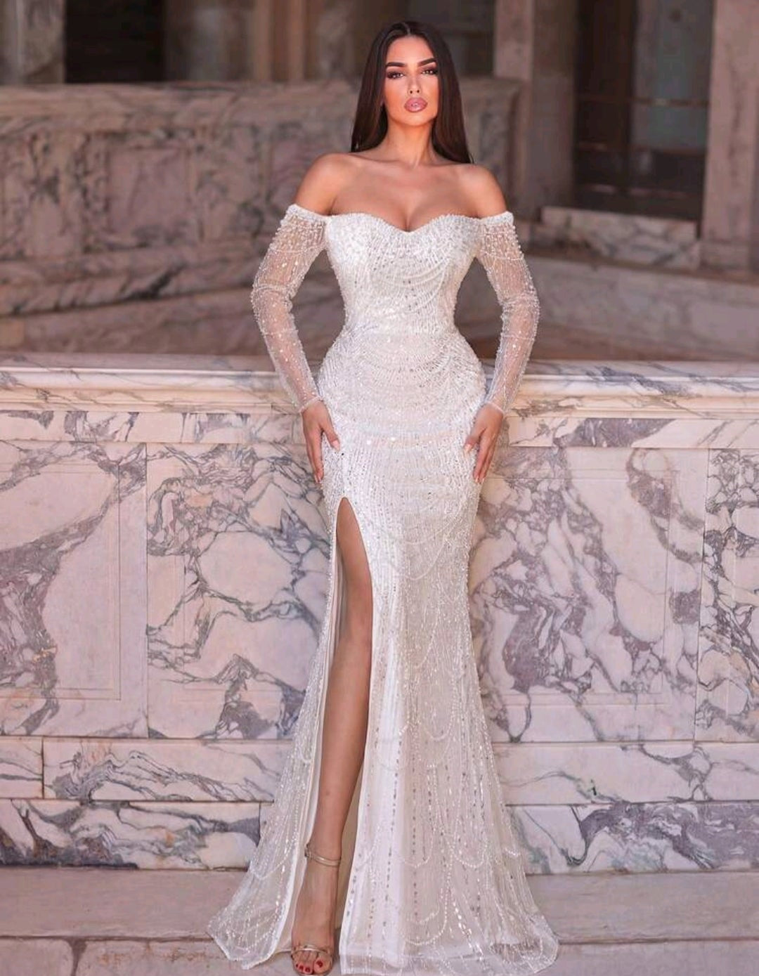 Vestido blanco pedrería off-the-shoulder y abertura lateral