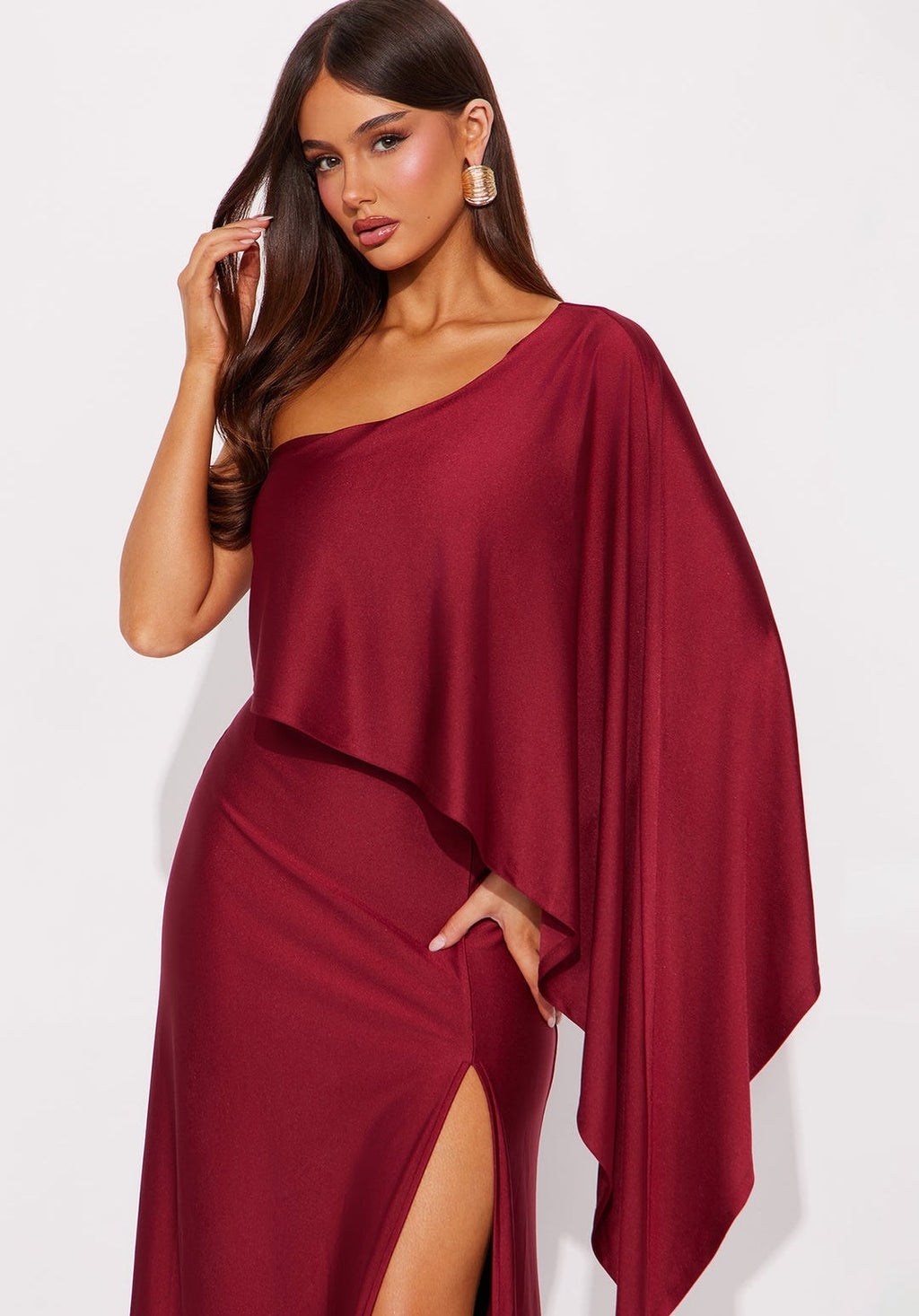 Vestido vino oscuro formal de una manga con capa