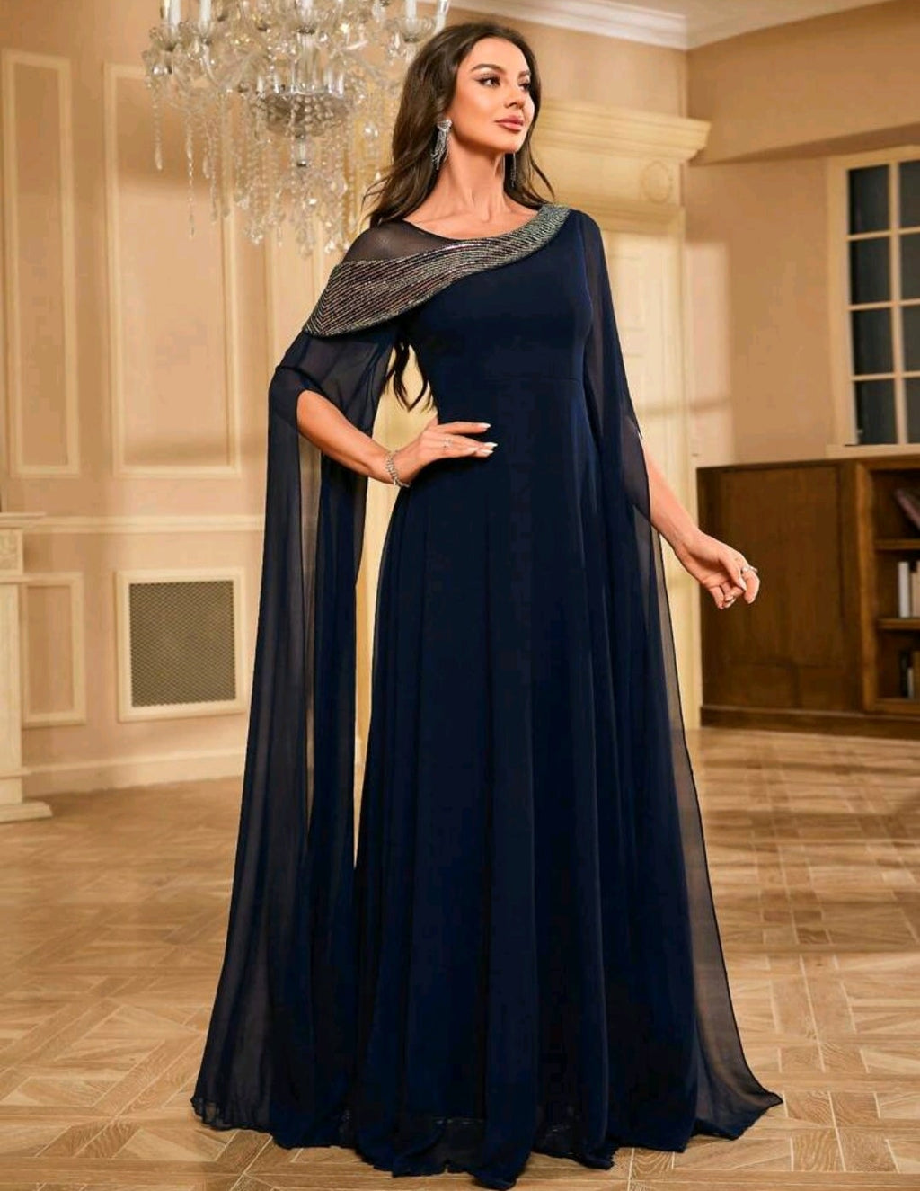 Vestido azul marino con manga tipo capa