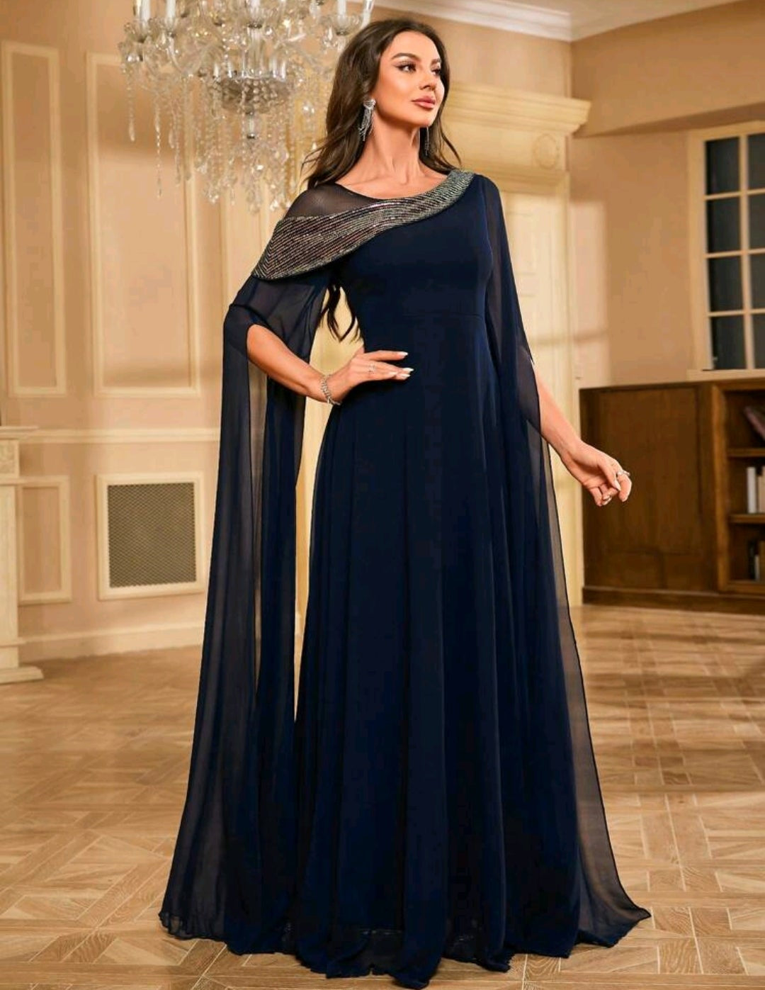 Vestido azul marino con manga tipo capa