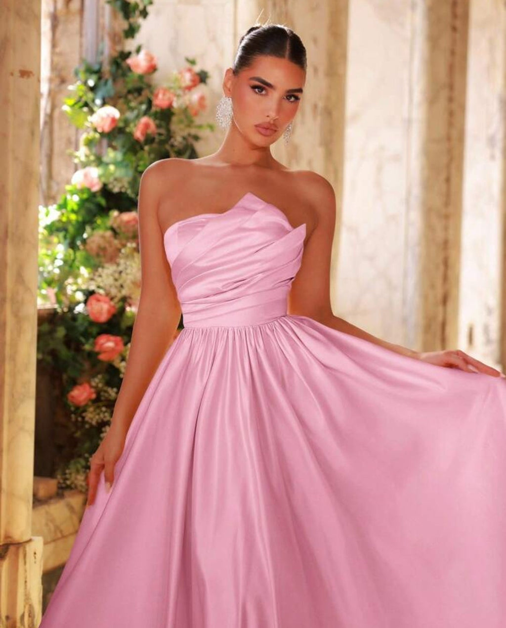 Vestido rosado satinado straple asimétrico corte A