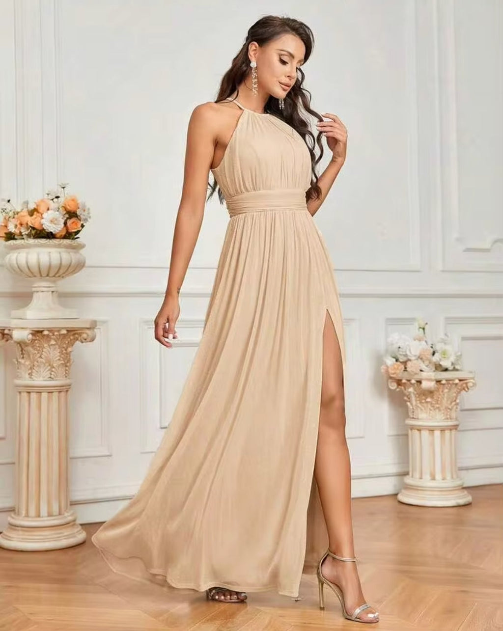 Vestido beige brillante cuello alto con abertura lateral