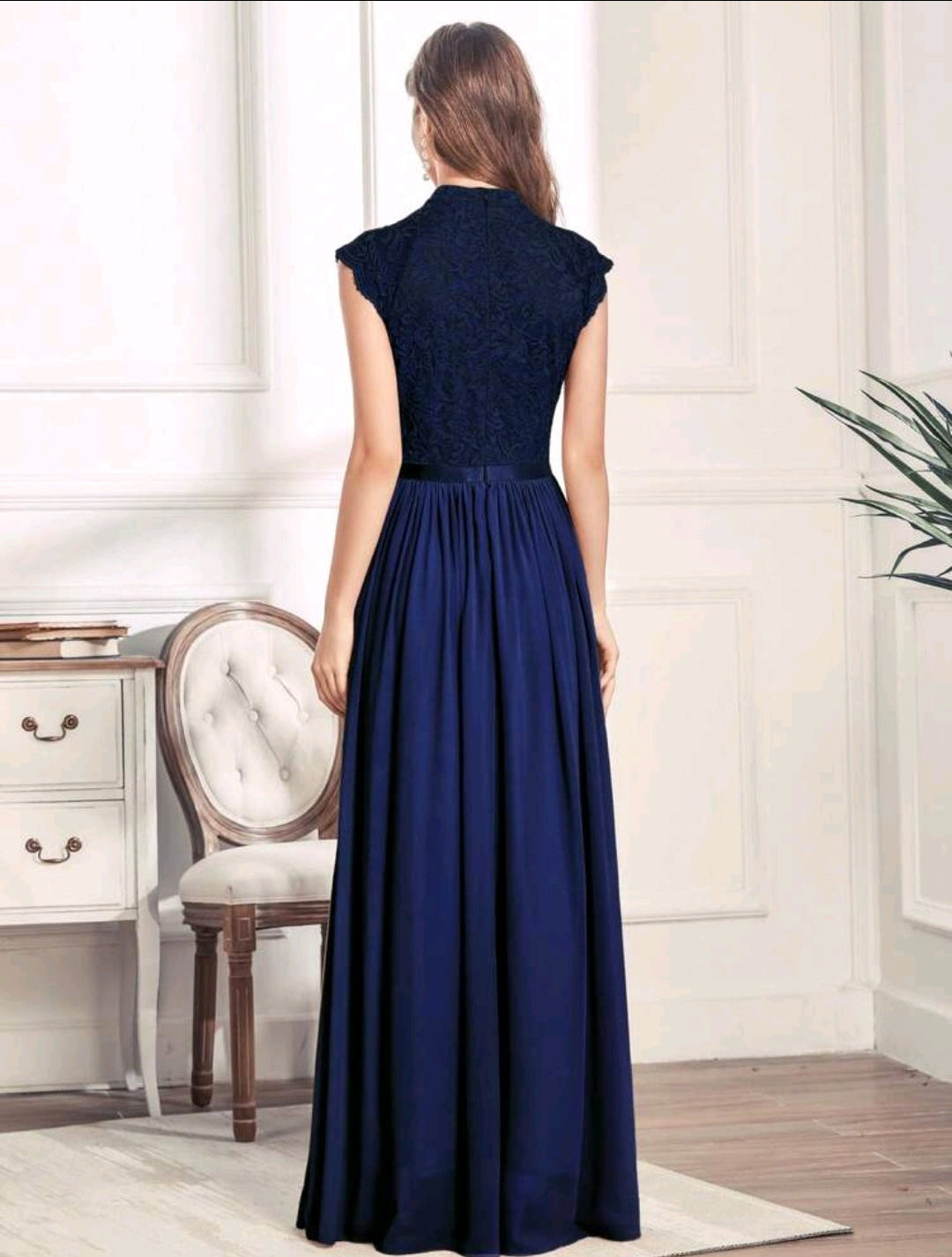 Vestido azul marino cuello alto encaje y falda chiffon