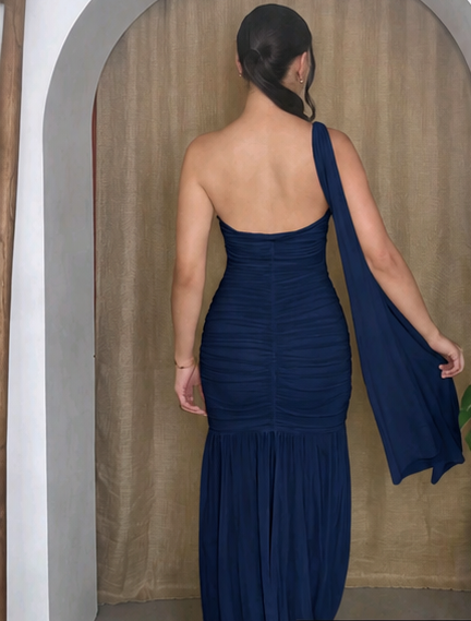 Vestido azul marino con fruncido de una manga
