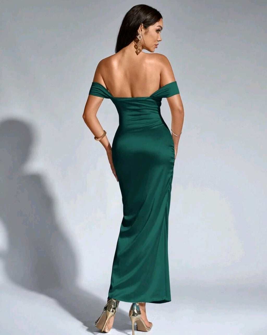 Vestido verde jade satinado off-the-shoulder corte sirena