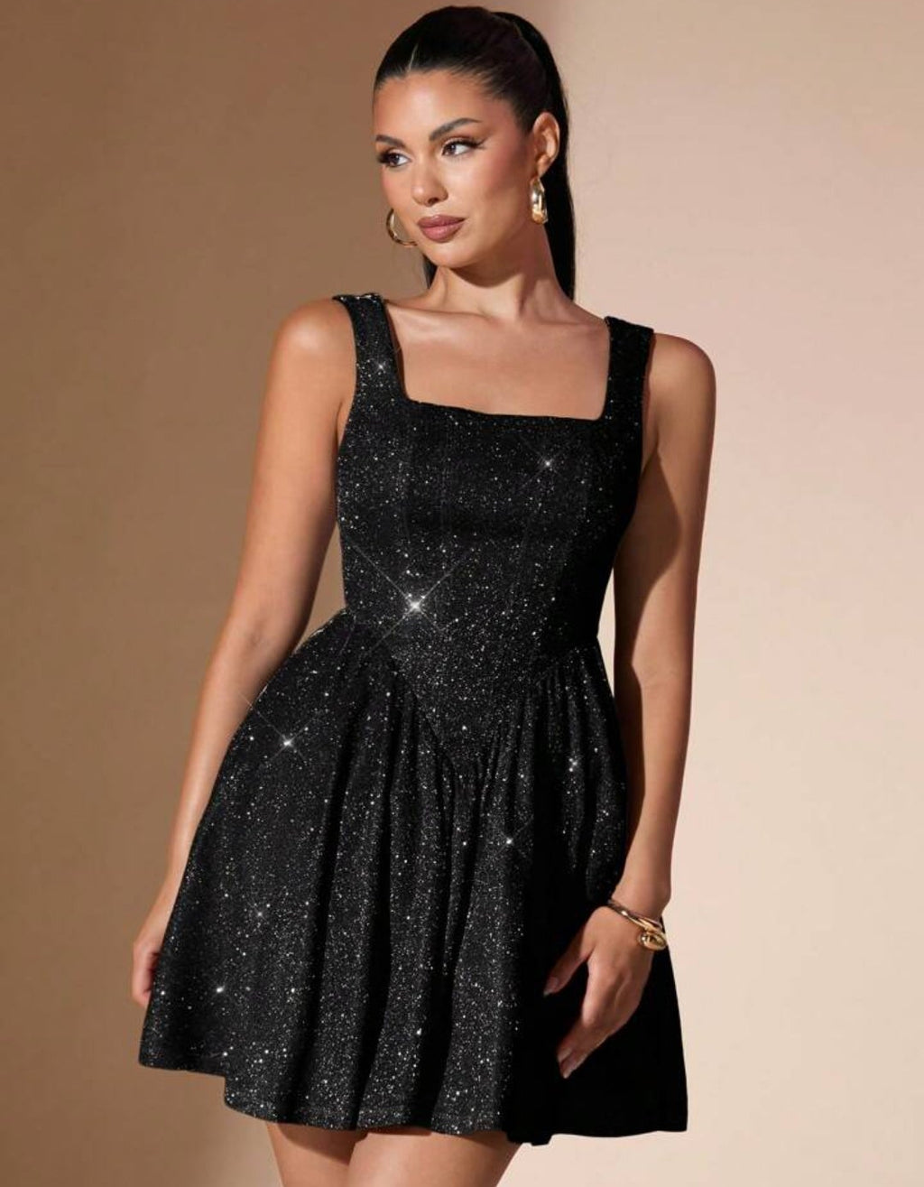 Vestido negro brillante con espalda semi abierta