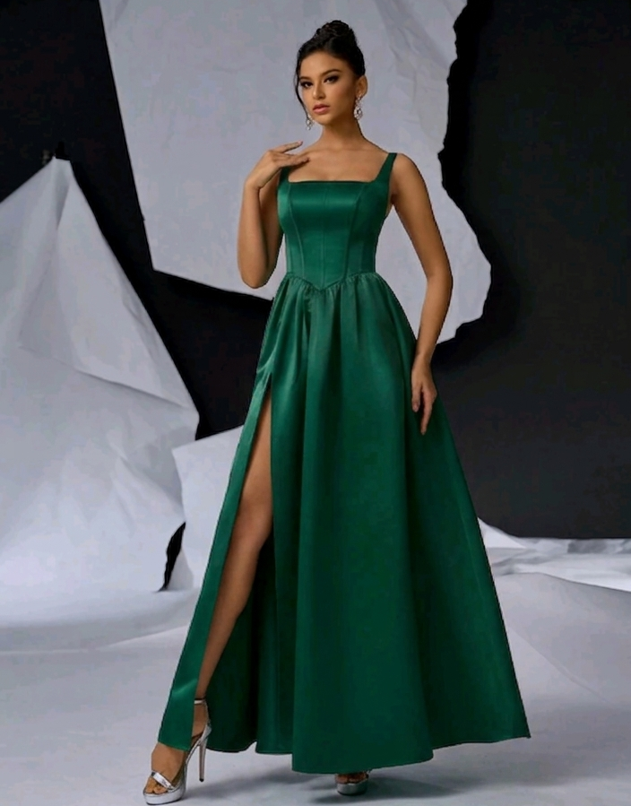 Vestido verde esmeralda con abertura lateral