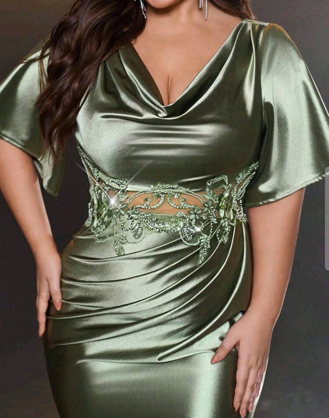 Vestido verde oliva satinado manga corta corte sirena
