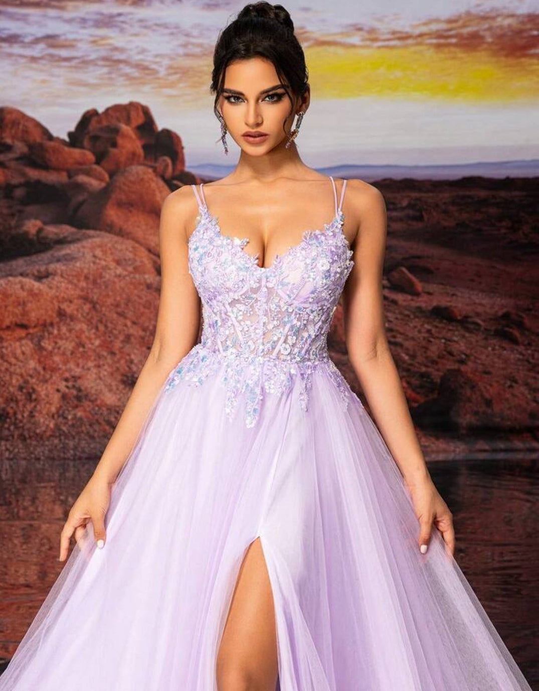 Vestido lila con aplicación tornasol y falda tul