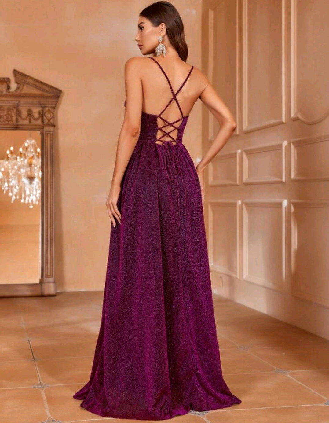 Vestido mangenta brillante con espalda semi abierta