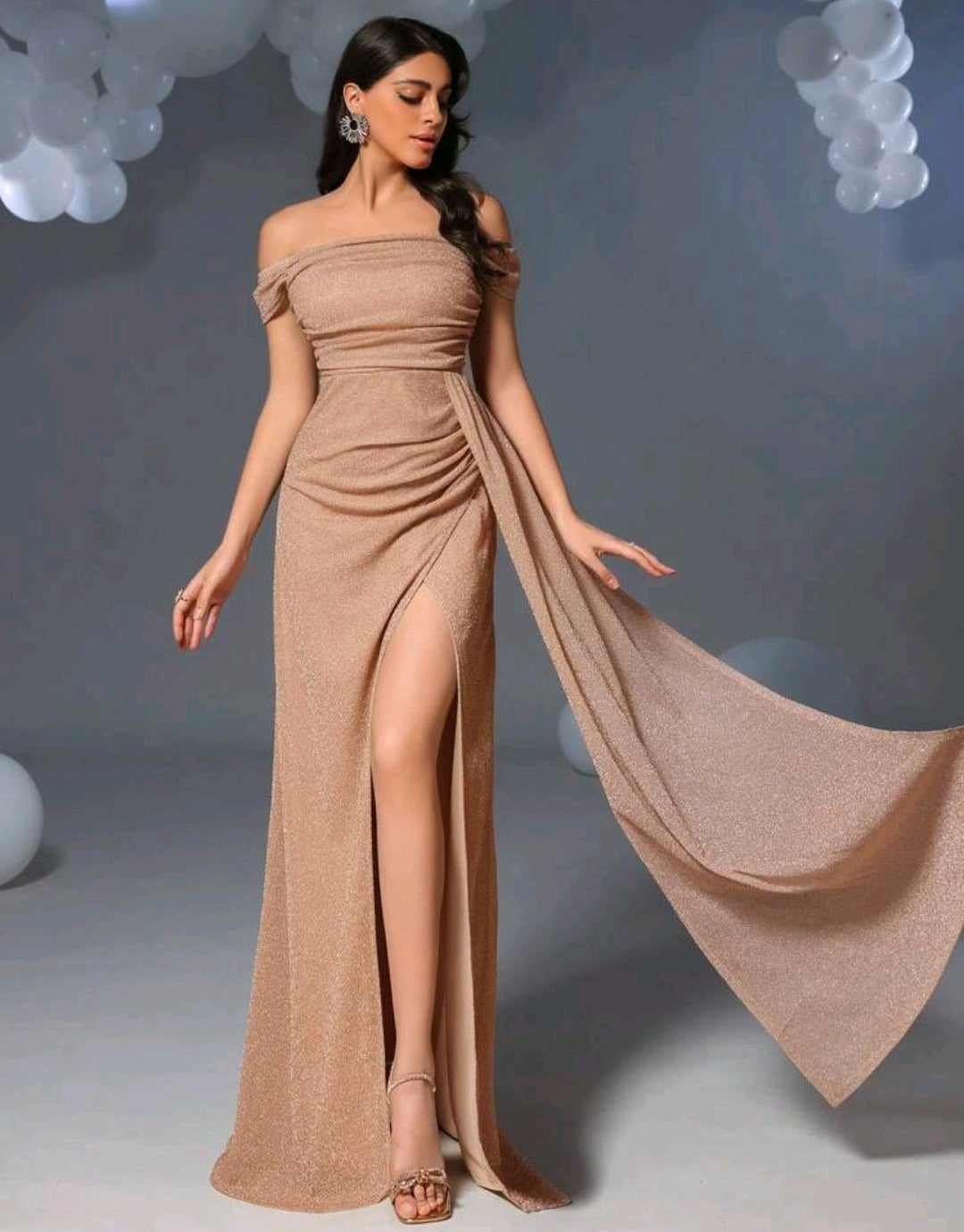 Vestido champagne con brillo off-the-shoulder