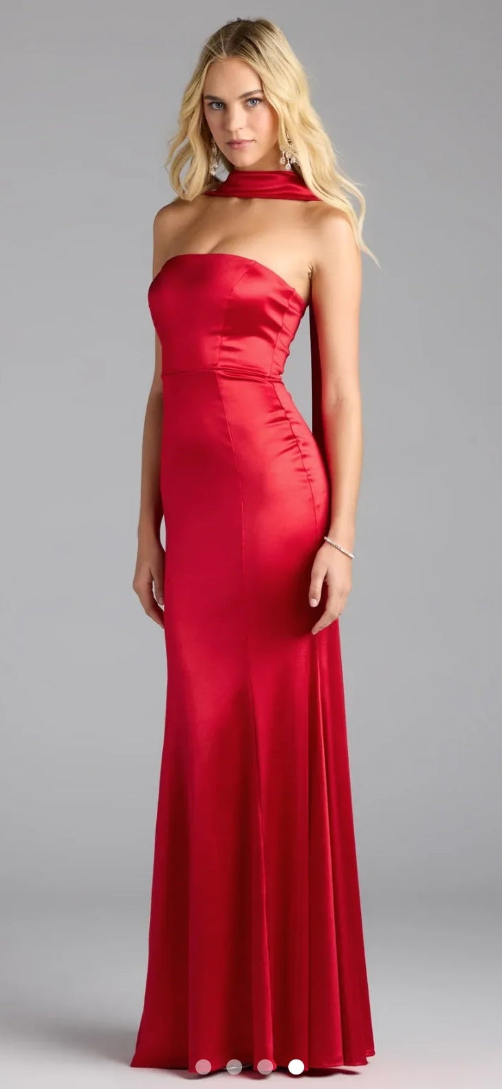 Vestido Chloe straple satinado, pegado al cuerpo