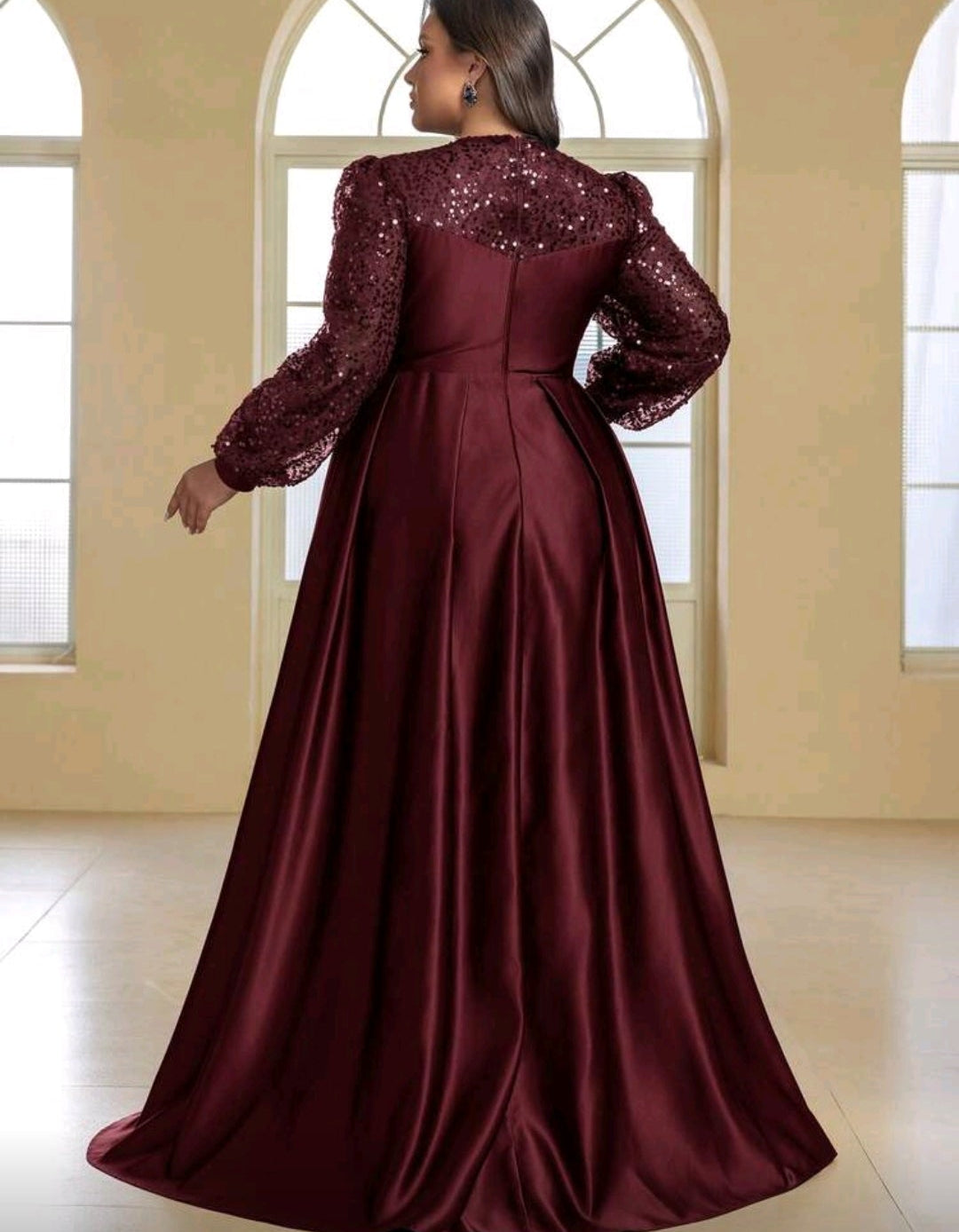 Vestido vino lentejuelas y falda satinada manga larga