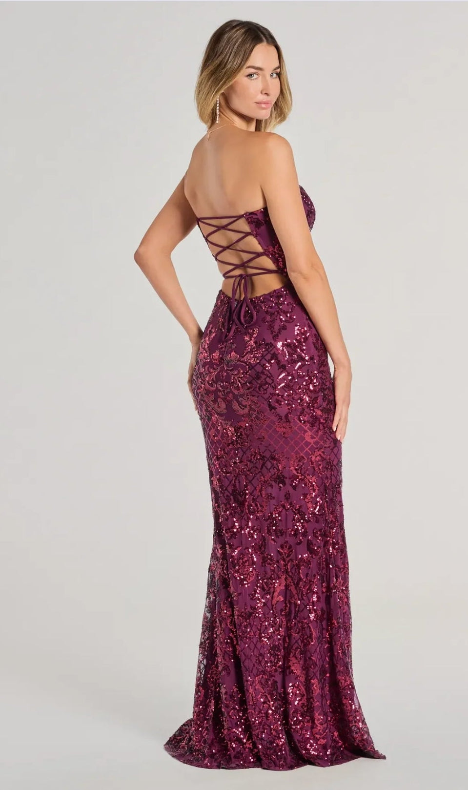 Vestido Angely straple con abertura lateral corsé ajustable
