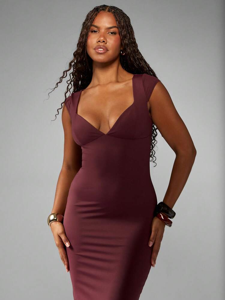 Vestido vino pegado al cuerpo con escote pronunciado
