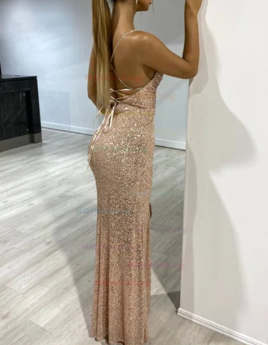 Vestido dorado espalda abierta con abertura lateral