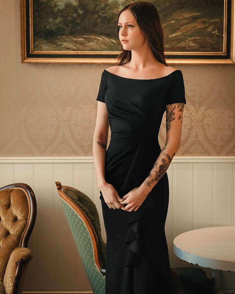 Vestido negro off-the-shoulder con abertura lateral