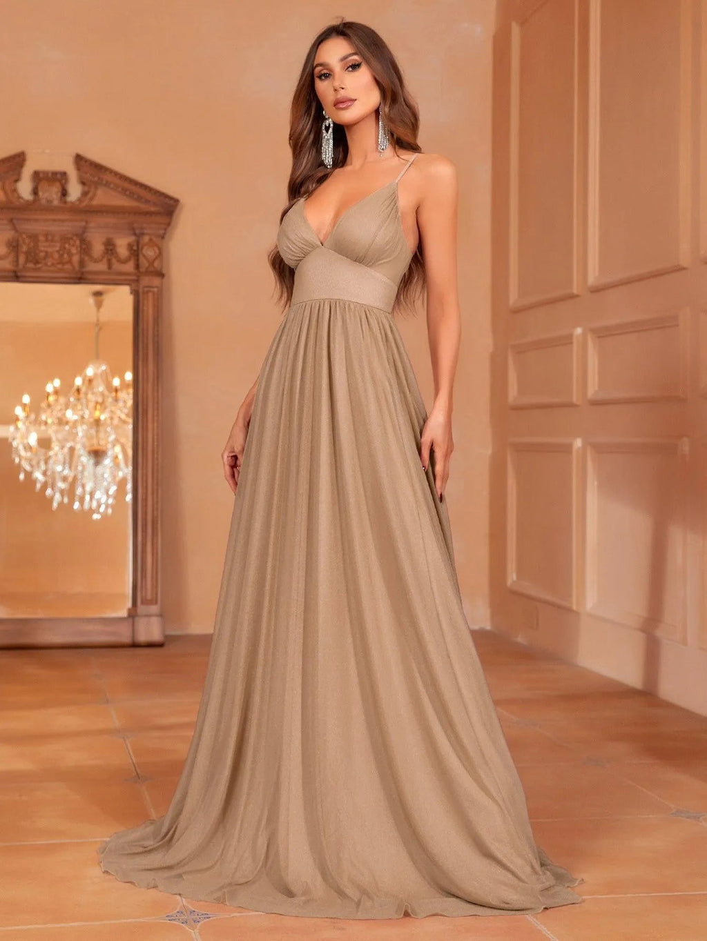 Vestido con escote en V pronunciado y falda con caída