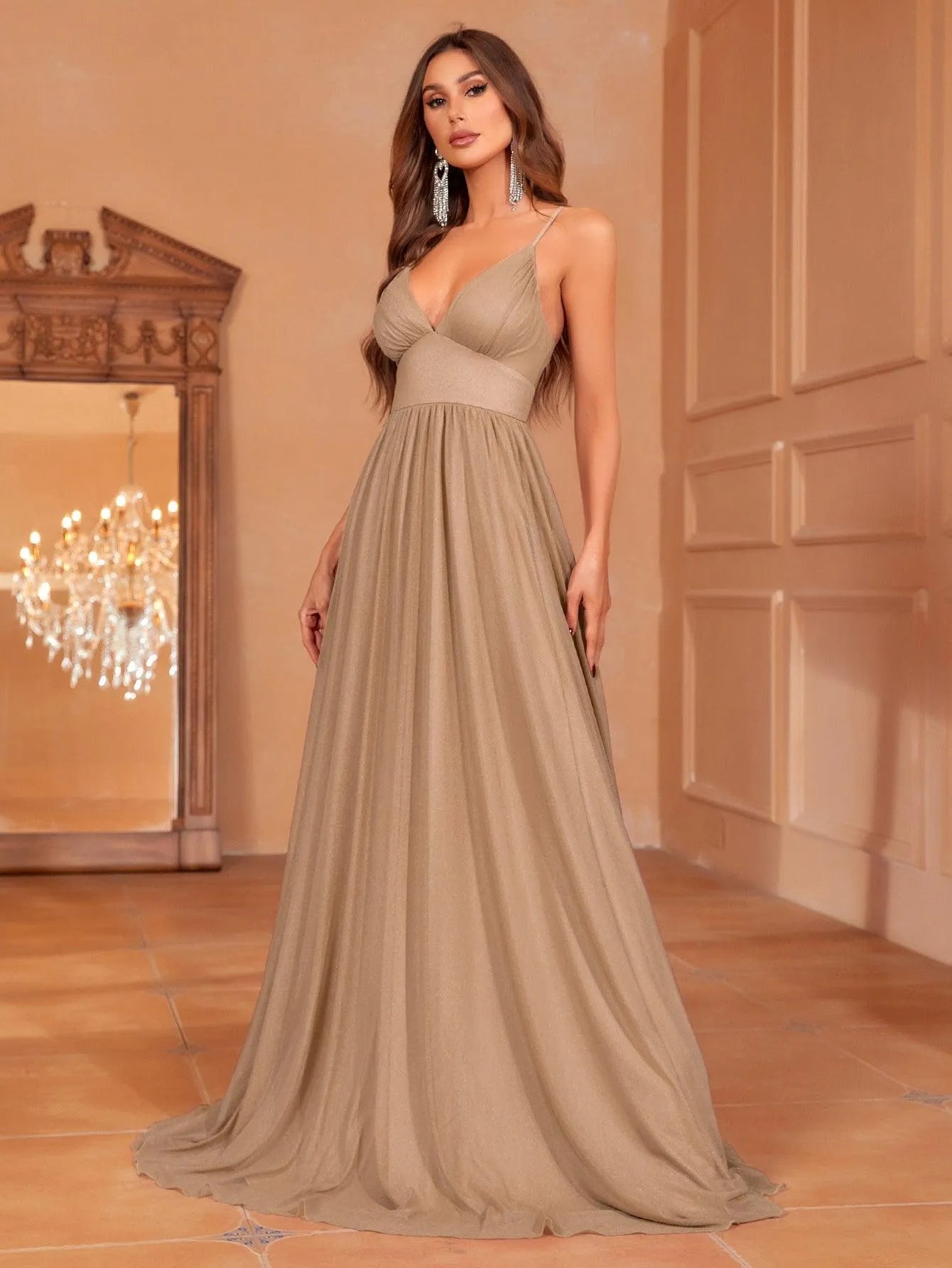 Vestido con escote en V pronunciado y falda con caída