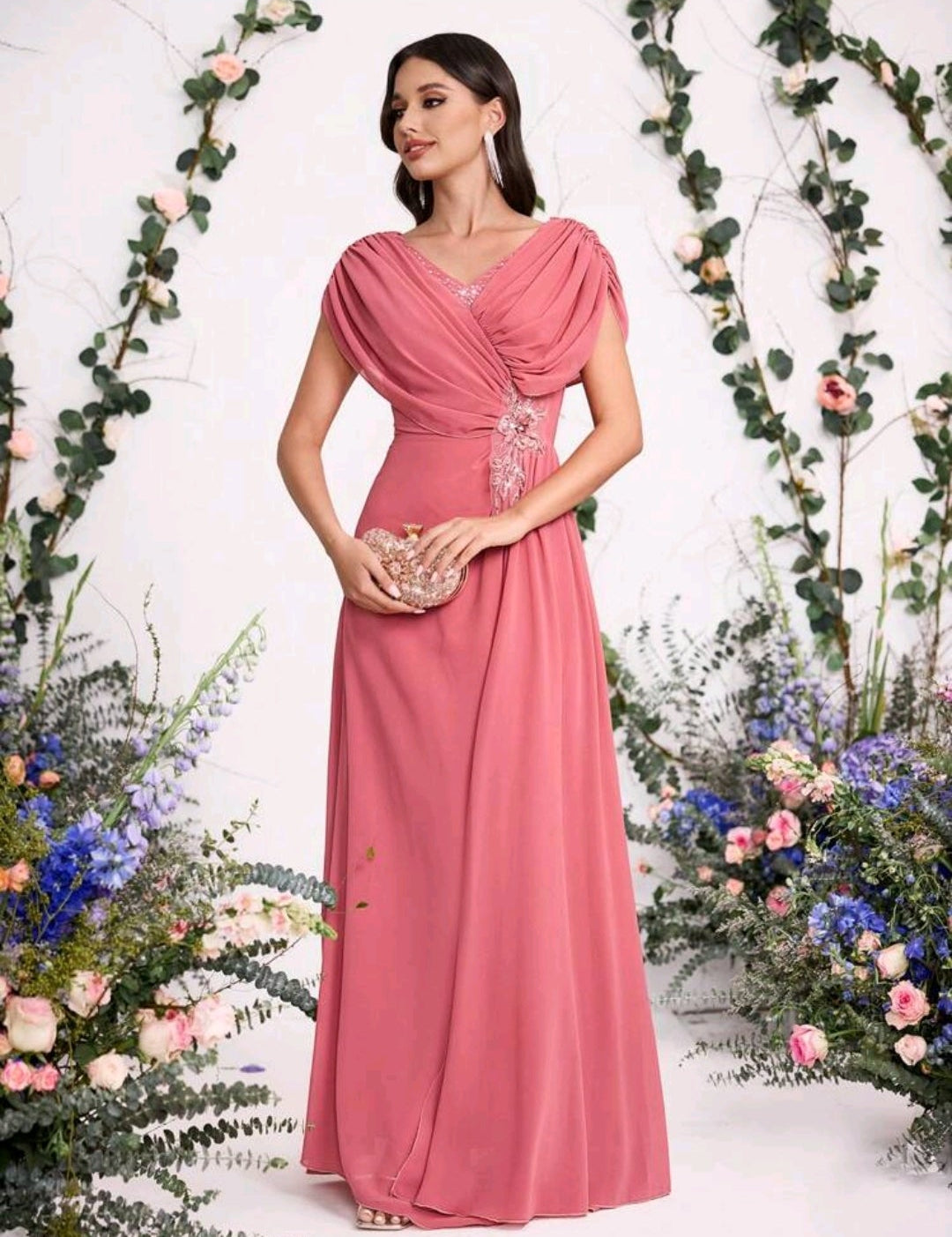 Vestido coral largo con aplicación floral