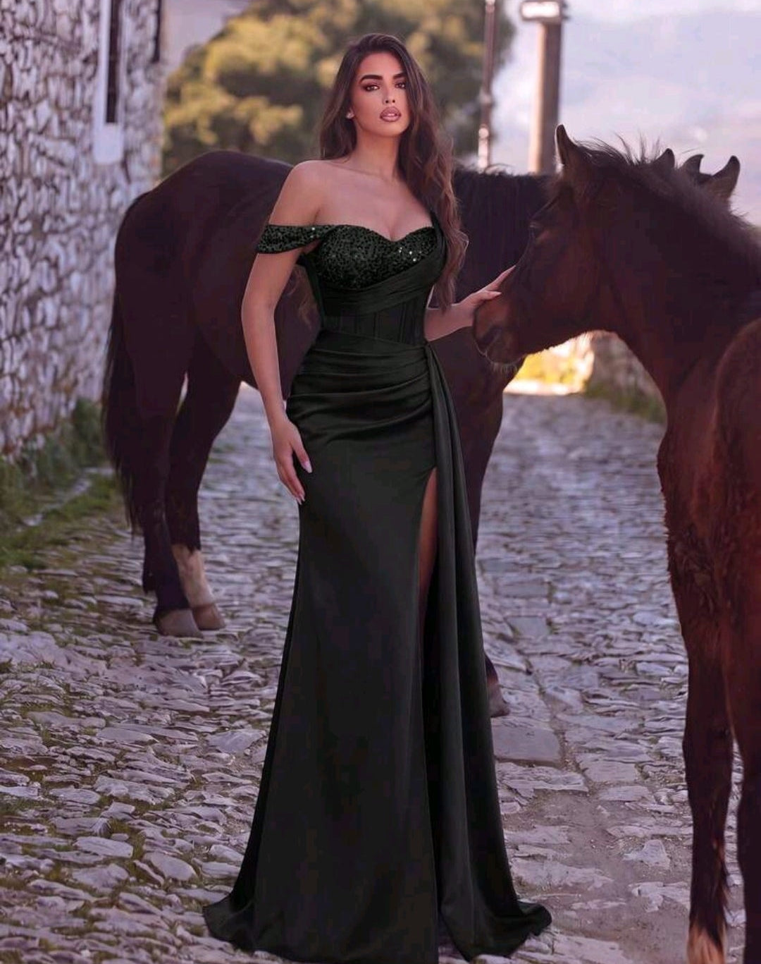 Vestido negro off-the-shoulder satinado con transparencia y lentejuelas
