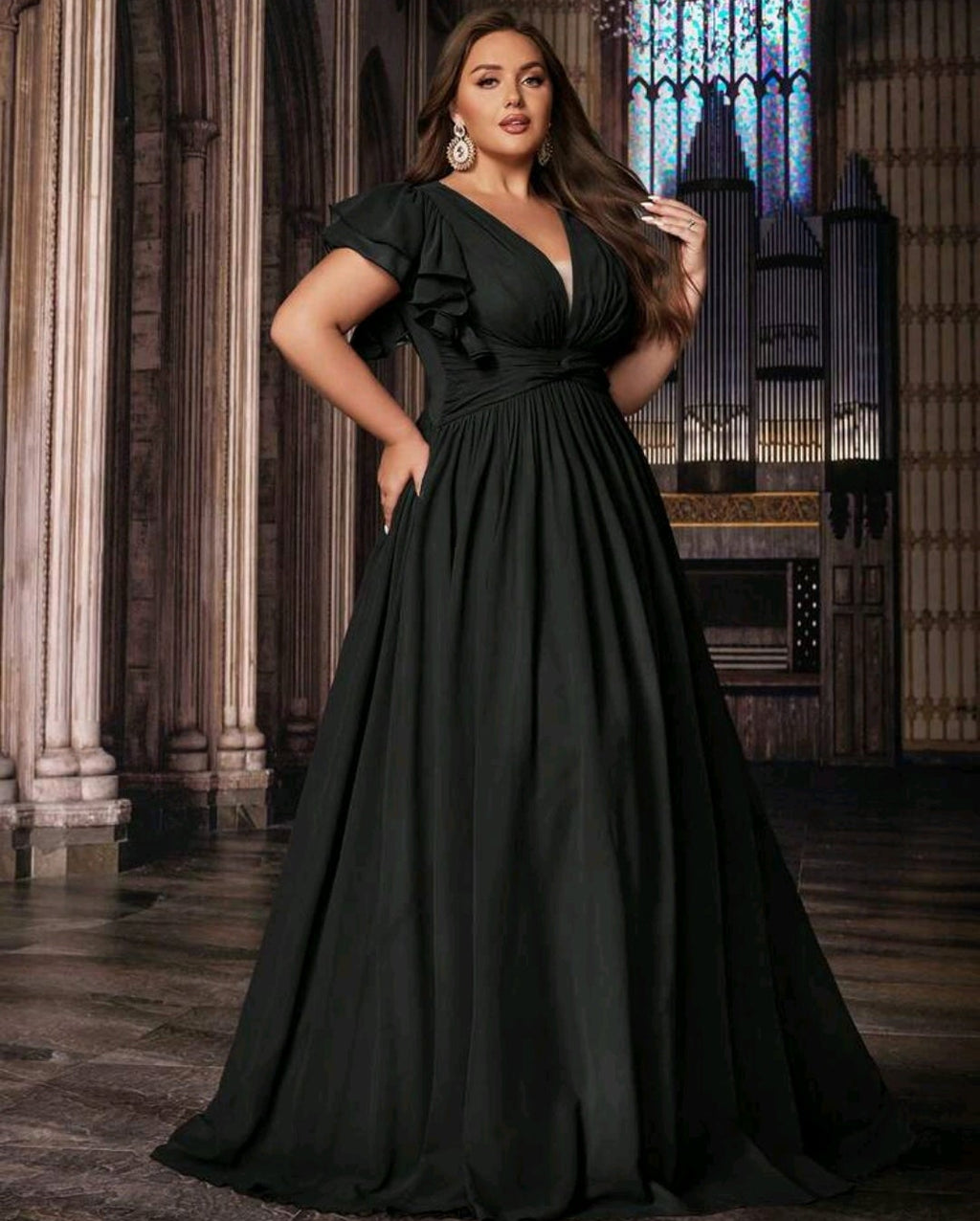 Vestido negro manga corta con abertura lateral