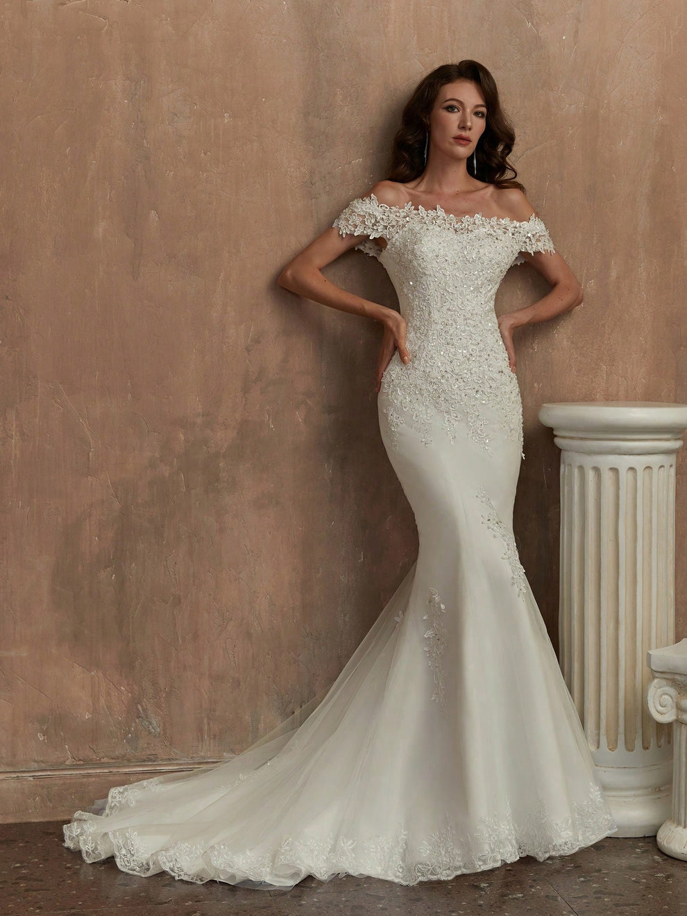 Vestido de novia encaje floral bordado y sutiles aplicaciones de pedrería que aportan brillo.