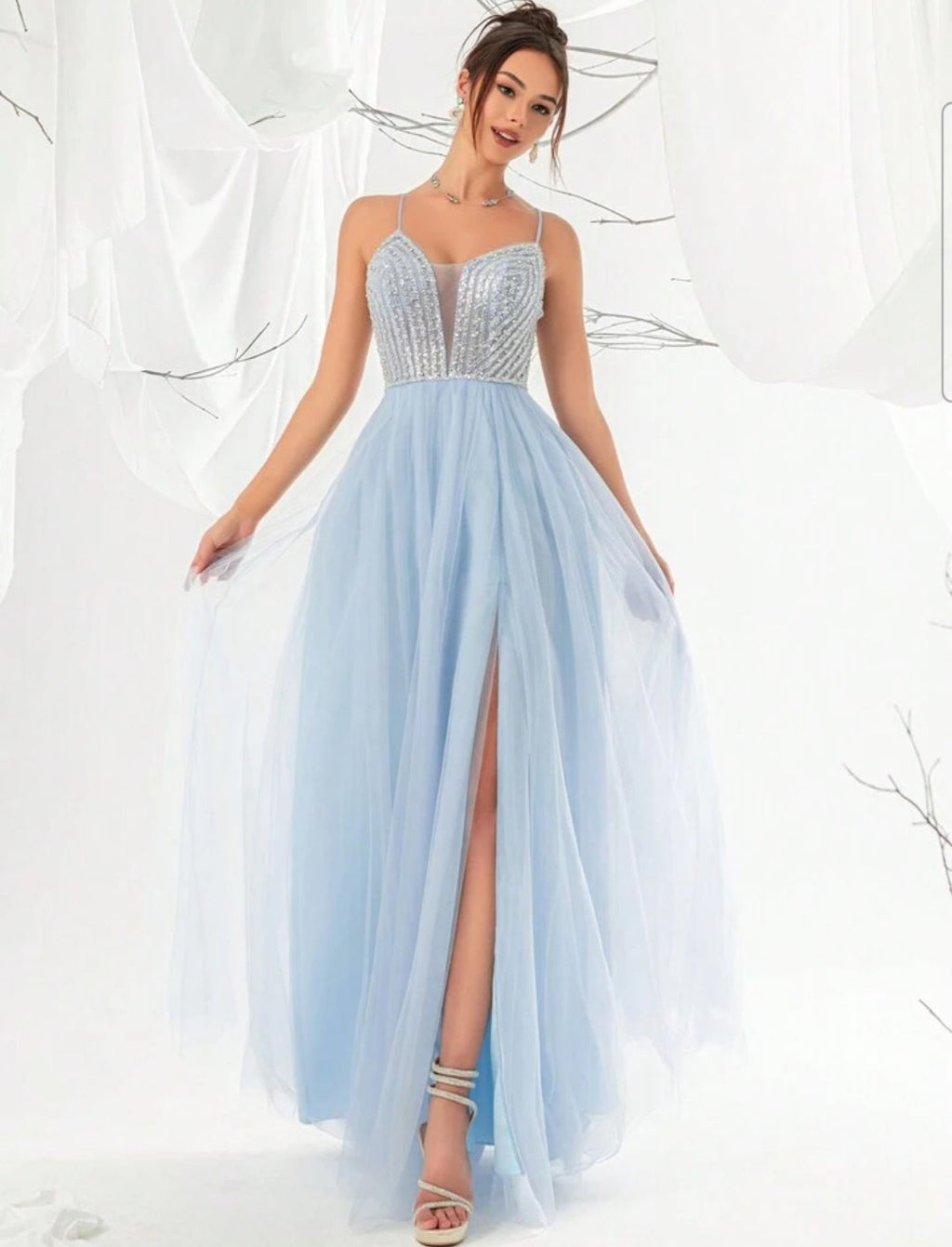Vestido Rosalie celeste bordado pedrería plateada