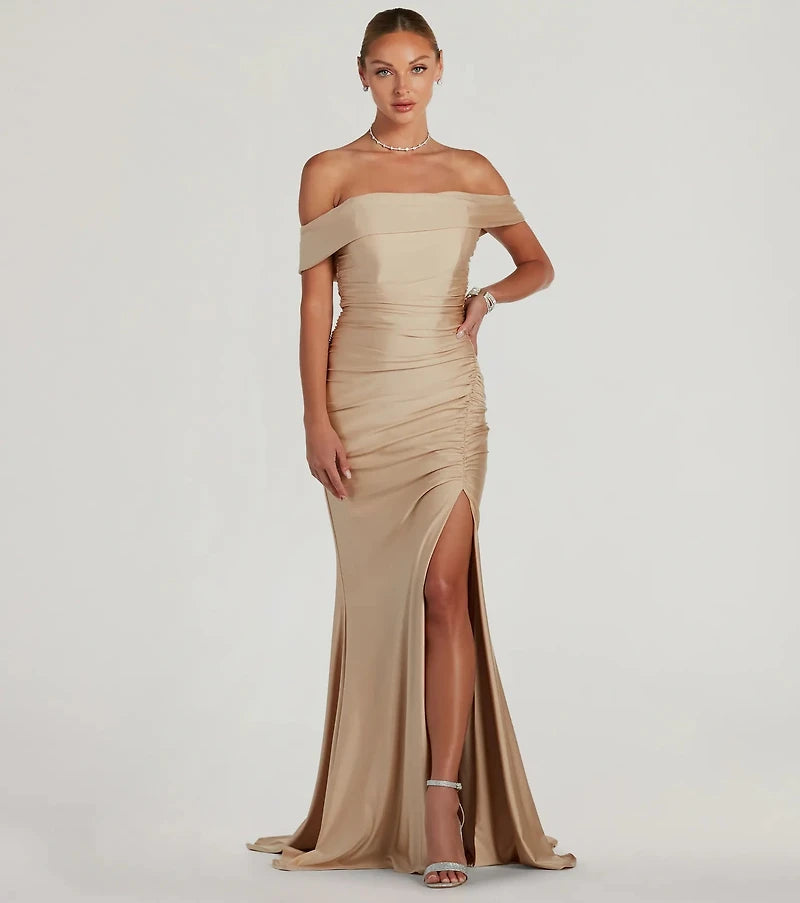 Vestido champán off-the-shoulder con abertura lateral