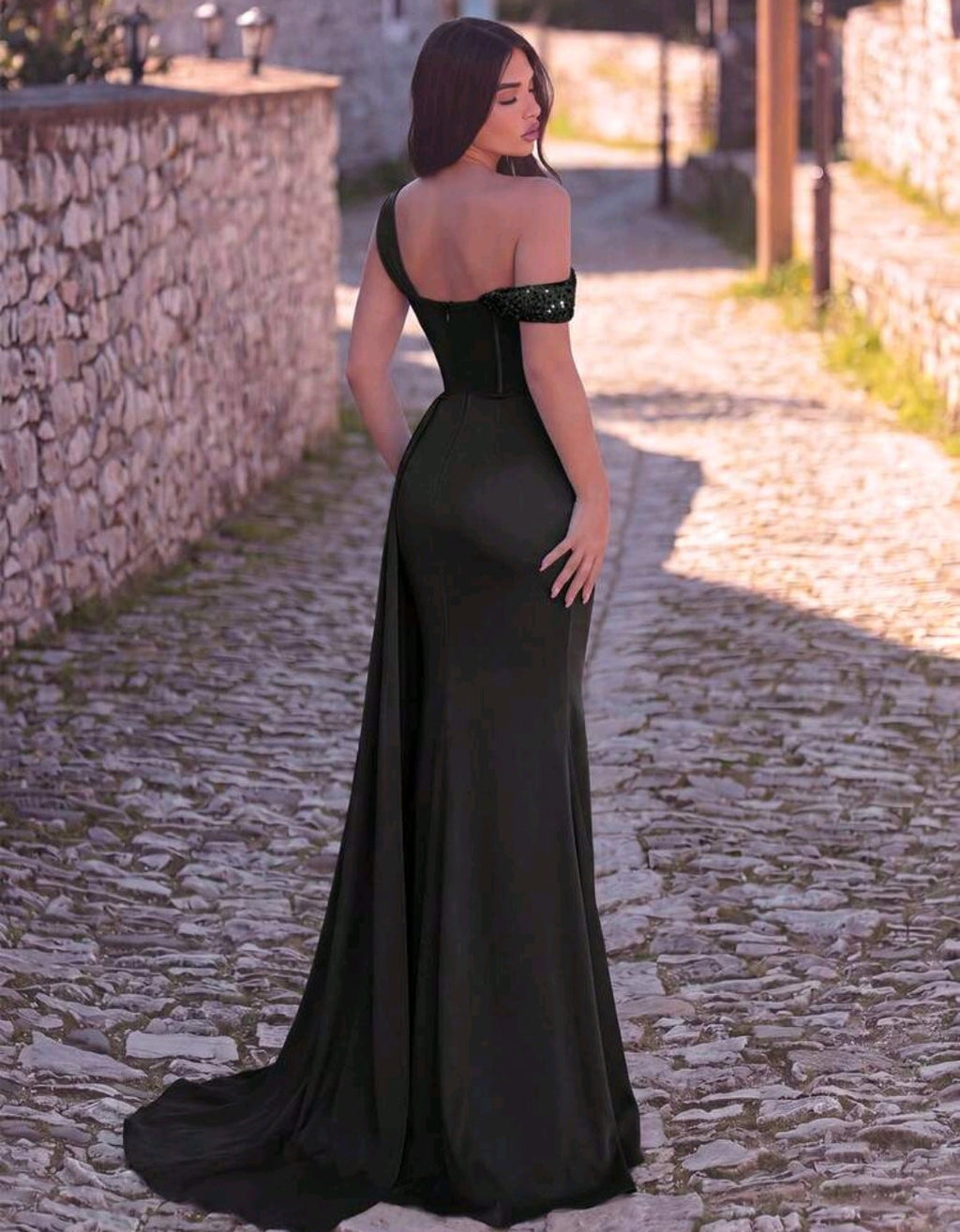 Vestido negro off-the-shoulder satinado con transparencia y lentejuelas